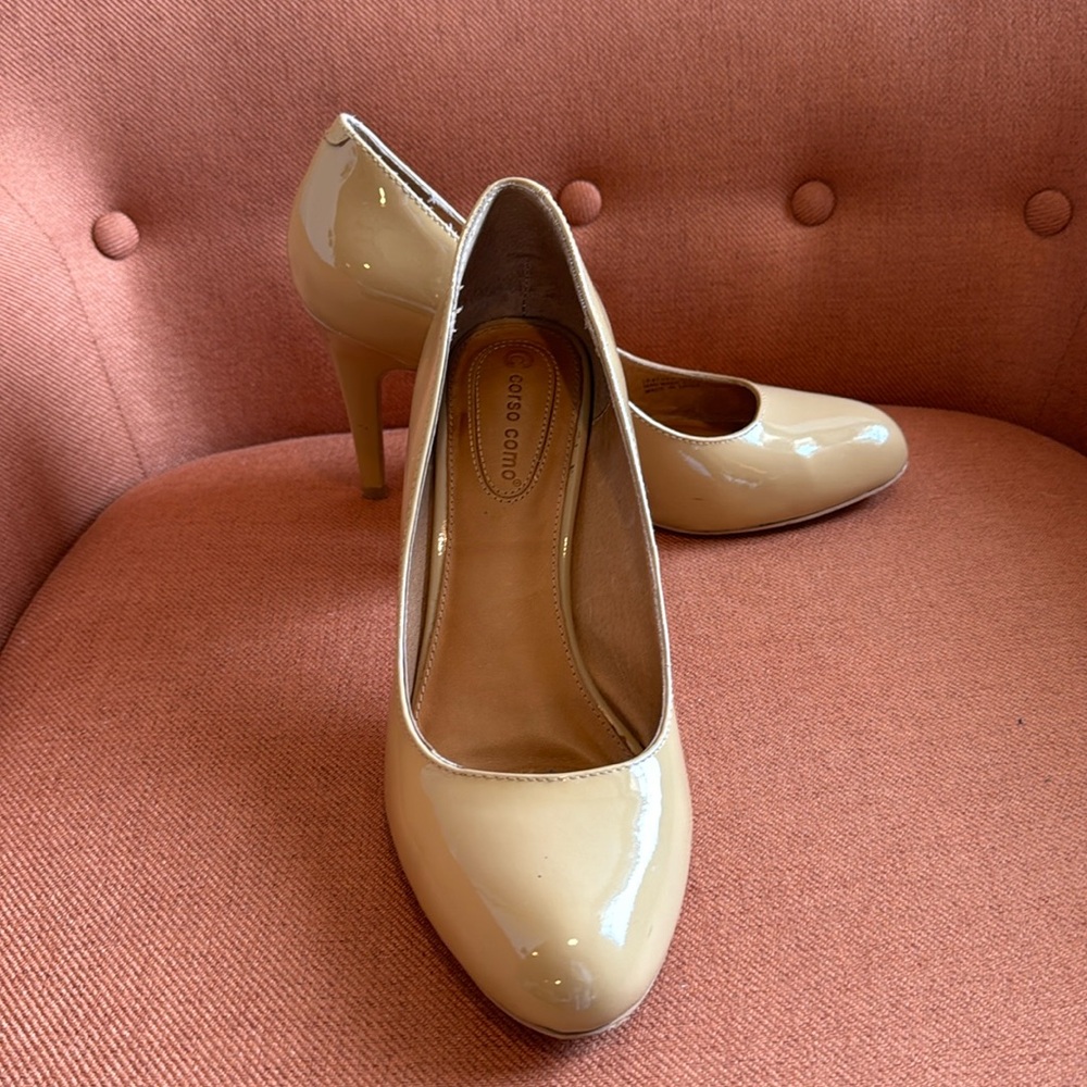 Corso Como size 9.5 tan patent leather round toe Del pumps